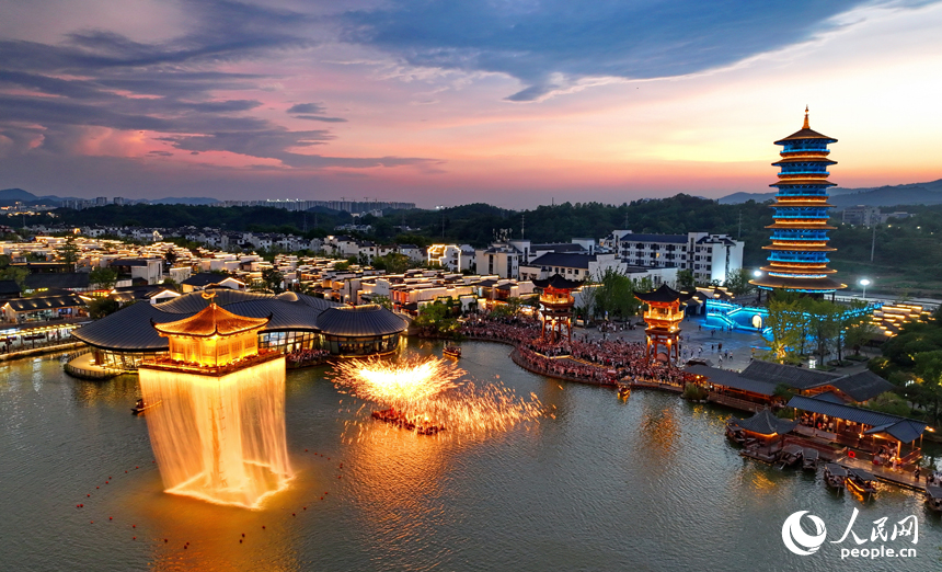 上饒市婺源縣婺女洲度假區夜景璀璨、游客眾多。人民網 朱海鵬攝