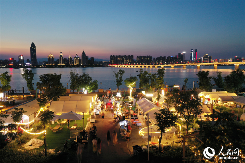 夜幕下，臨近贛江的夜市燈光璀璨。人民網記者 時雨攝