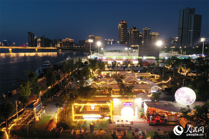 夜幕下，臨近贛江的夜市燈光璀璨。人民網記者 時雨攝