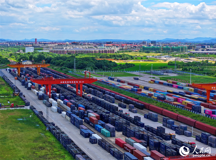 南昌國際陸港貨運場站，龍門吊在裝運進出口貨物集裝箱，一派繁忙有序的景象。人民網 朱海鵬攝