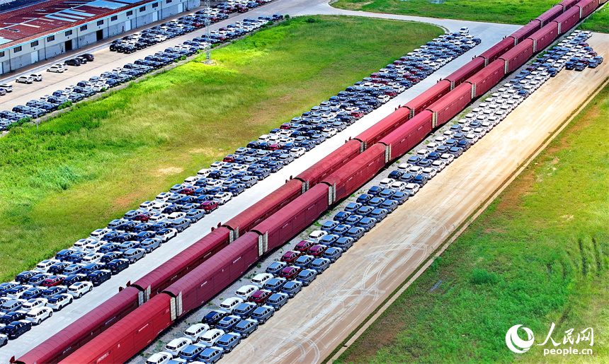 南昌國際陸港貨運場站，龍門吊在裝運進出口貨物集裝箱，一派繁忙有序的景象。人民網 朱海鵬攝