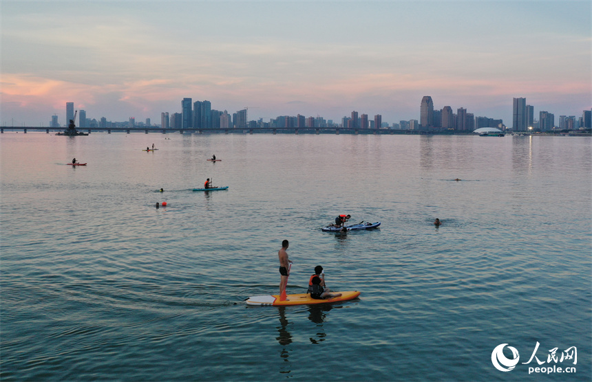 在贛江紅谷灘水域，水上運動愛好者們劃著槳板享受著水上運動帶來的樂趣。人民網記者 時雨攝
