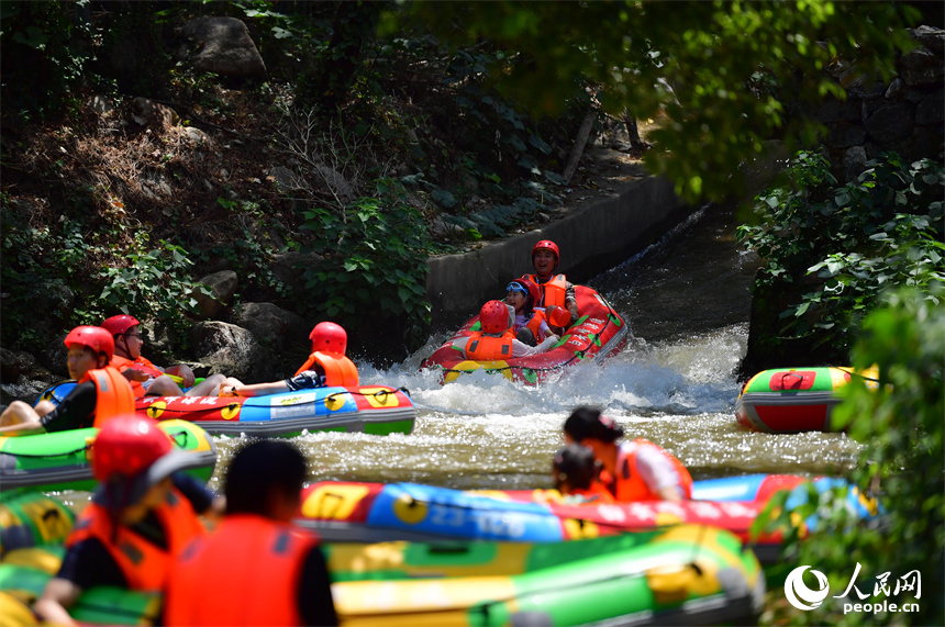 上高縣峽谷漂流水道上，游客們在戲水消暑，享受清涼。人民網記者 時雨攝