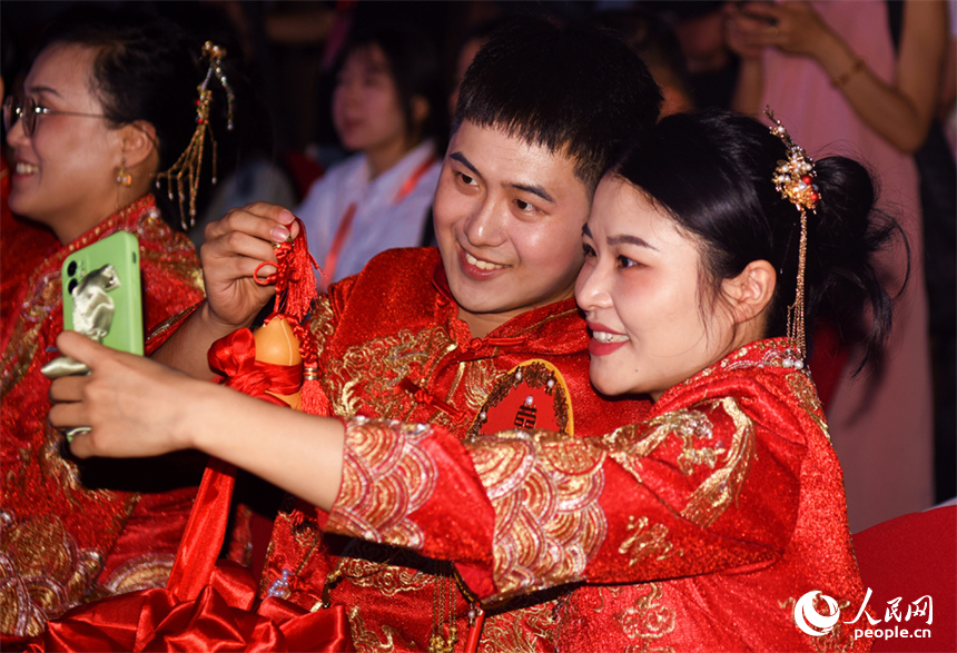 百對新人在江西永修吳城鎮的小島喜結連理。圖為集體婚禮現場。人民網記者 時雨攝