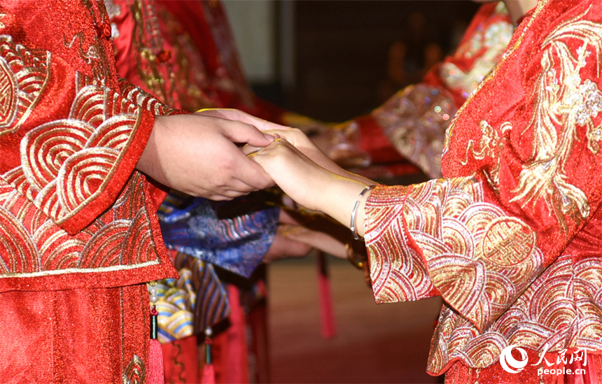 執子之手、與子偕老。人民網記者 時雨攝