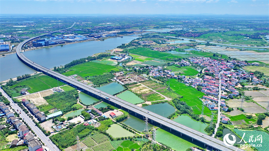 高速公路車輛往來疾馳，沿線鄉村農田密布、房舍林立，美景怡人。人民網 朱海鵬攝