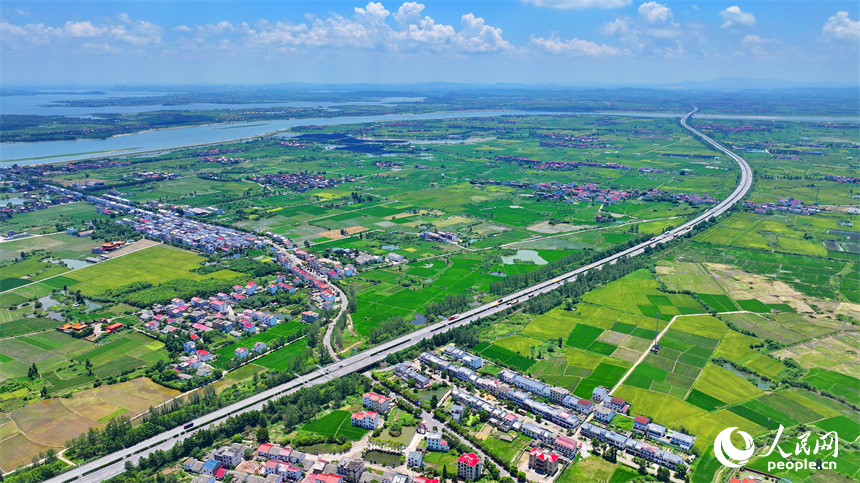 高速公路車輛往來疾馳，沿線鄉村農田密布、房舍林立，美景怡人。人民網 朱海鵬攝