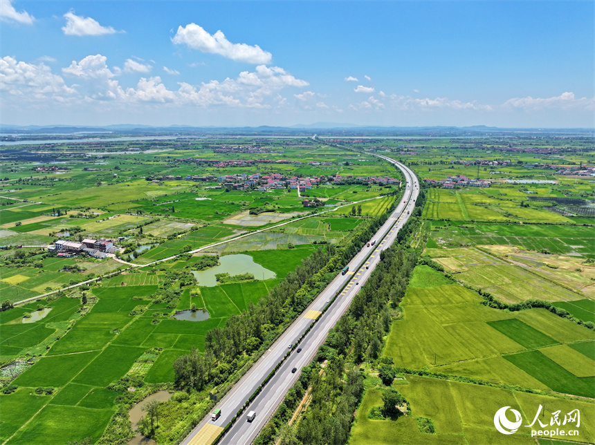 高速公路車輛往來疾馳，沿線鄉村農田密布、房舍林立，美景怡人。人民網 朱海鵬攝