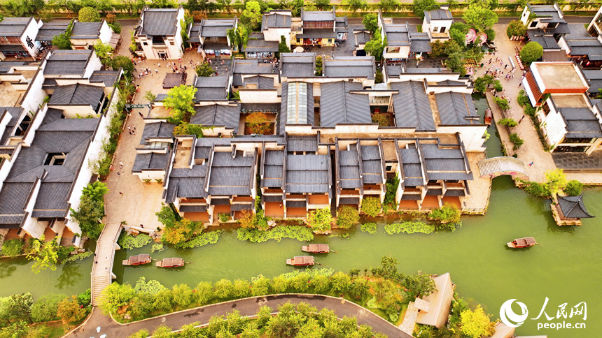 上饒市婺源縣婺女洲度假區，各地游客紛至沓來。人民網 朱海鵬攝