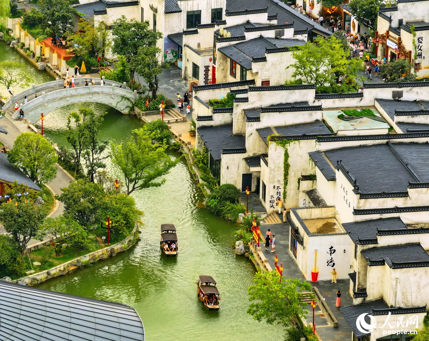 上饒市婺源縣婺女洲度假區，各地游客紛至沓來。人民網 朱海鵬攝