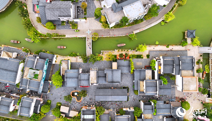 上饒市婺源縣婺女洲度假區，各地游客紛至沓來。人民網 朱海鵬攝