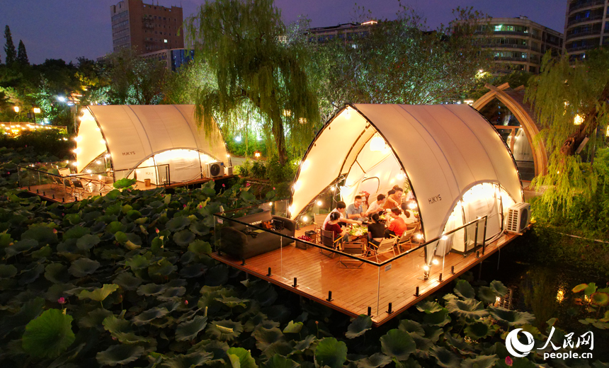 市民、游客在南昌百花洲消暑納涼。人民網記者 毛思遠攝