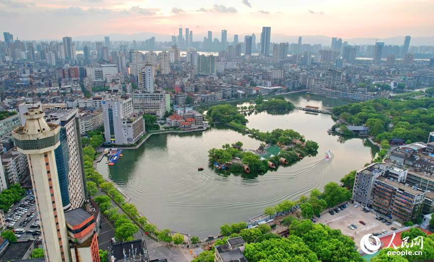 航拍鏡頭下的南昌百花洲。人民網記者 毛思遠攝