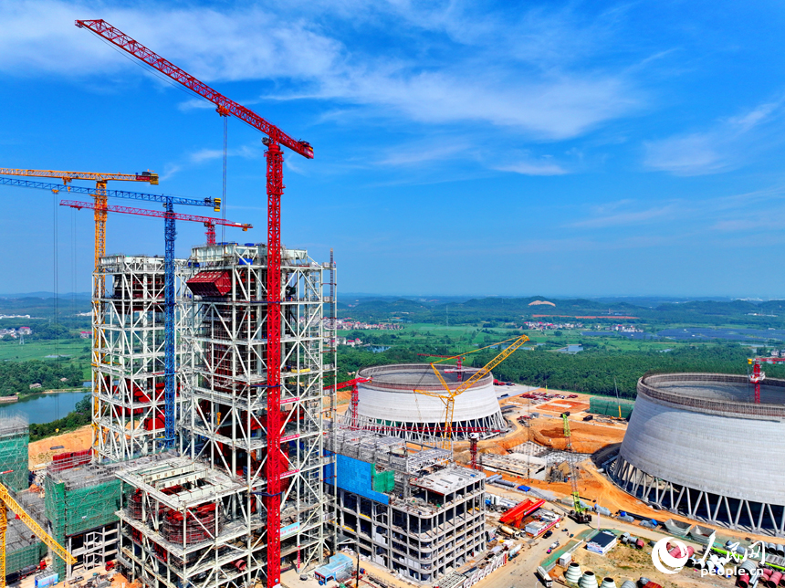 西贛能上高綜合能源服務項目建設現場塔吊林立，各作業平臺施工有序進行。人民網 朱海鵬攝