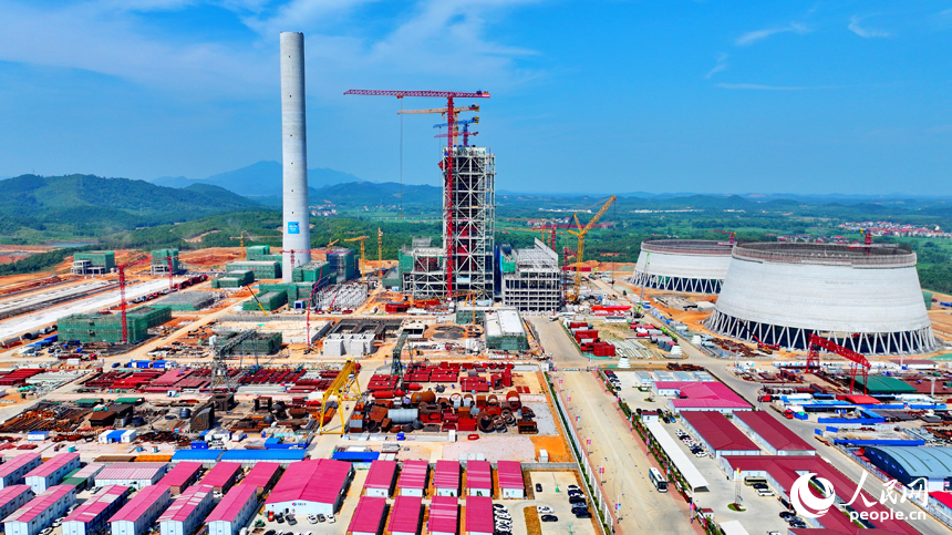 西贛能上高綜合能源服務項目建設現場塔吊林立，各作業平臺施工有序進行。人民網 朱海鵬攝