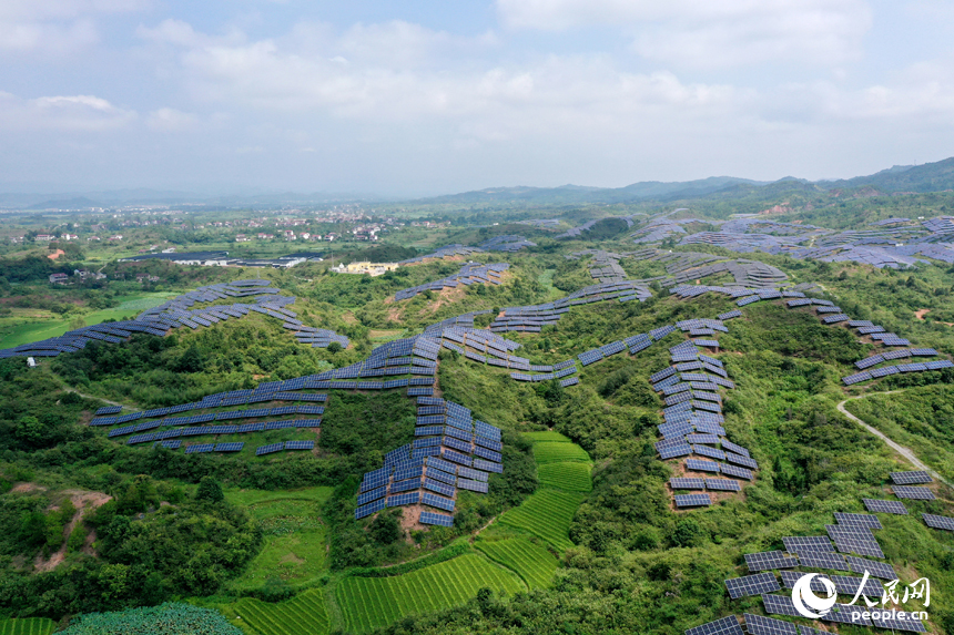 廣昌縣甘竹鎮朝華村砦下村小組光伏發電基地，航拍鏡頭下一幅綠色新能源生態景觀展現在眼前。人民網記者 時雨攝