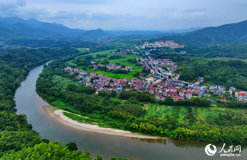 德興市花橋鎮蔣家村，群峰疊翠、碧水蜿蜒，秋日山水鄉村美景映入眼簾。人民網 朱海鵬攝