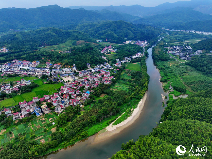 德興市花橋鎮蔣家村，群峰疊翠、碧水蜿蜒，秋日山水鄉村美景映入眼簾。人民網 朱海鵬攝