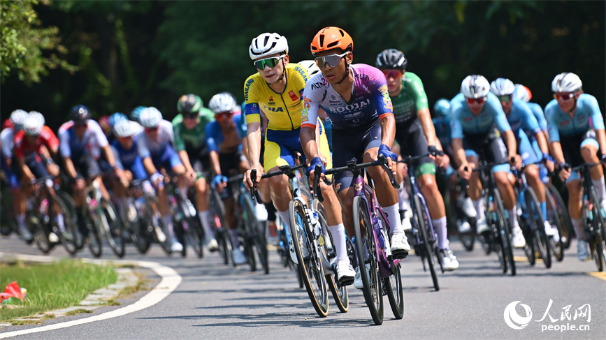 選手們在環鄱賽首站地永修縣騎行競速。環鄱賽組委會供圖