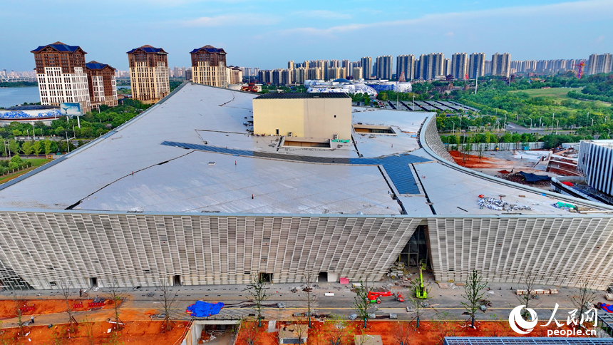 南昌保利大劇院項目建設工地，工人在進行綠化和主體外立面收尾施工。人民網 朱海鵬攝