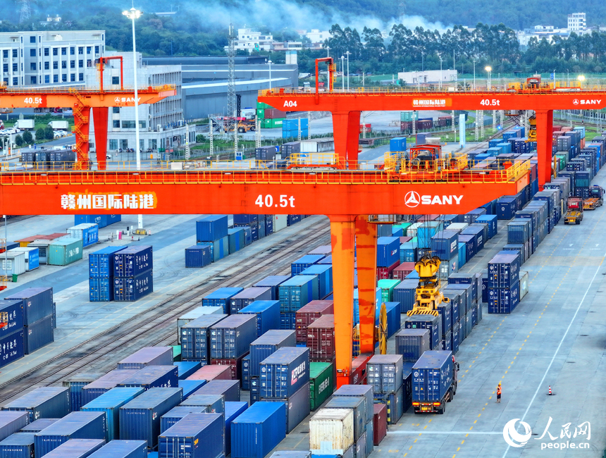 贛州國際陸港貨場，集裝箱整齊排列，進出口貨物正快速有序裝卸。人民網 朱海鵬攝