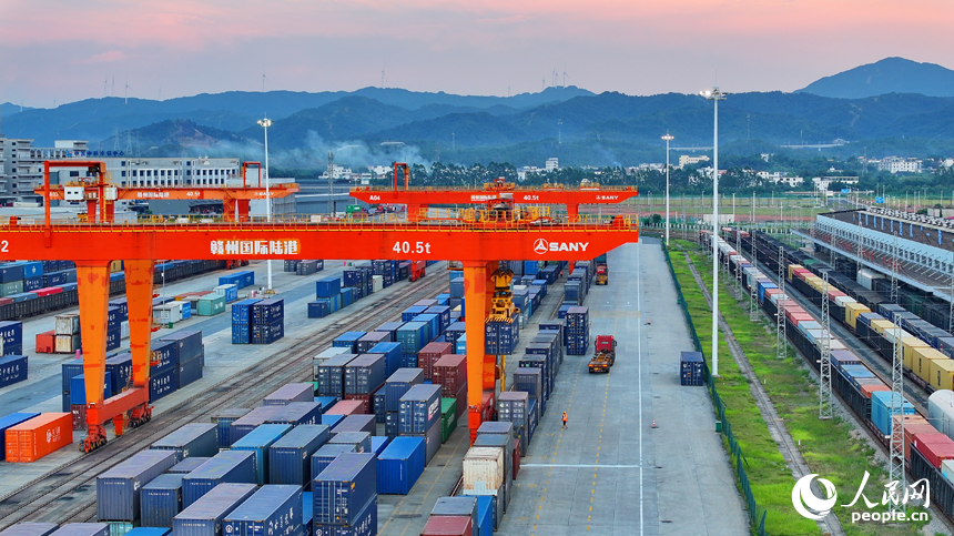 贛州國際陸港貨場，集裝箱整齊排列，進出口貨物正快速有序裝卸。人民網 朱海鵬攝