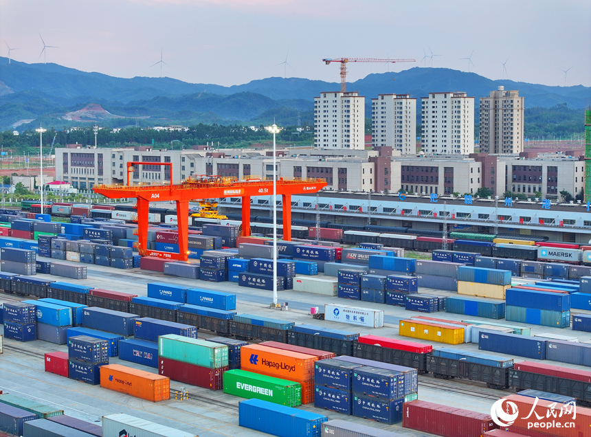 贛州國際陸港貨場，集裝箱整齊排列，進出口貨物正快速有序裝卸。人民網 朱海鵬攝