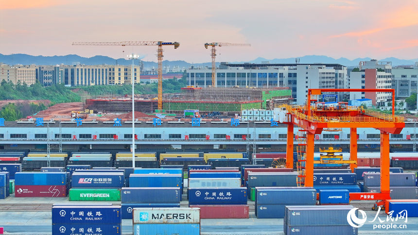 贛州國際陸港貨場，集裝箱整齊排列，進出口貨物正快速有序裝卸。人民網 朱海鵬攝