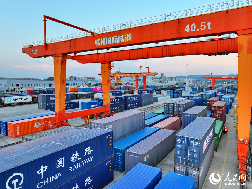 贛州國際陸港貨場，集裝箱整齊排列，進出口貨物正快速有序裝卸。人民網 朱海鵬攝