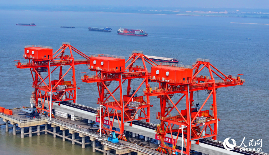 九江市湖口縣高新技術產業園區的一家火力發電廠碼頭，橋吊來回作業，卸煤輸送繁忙有序。人民網 朱海鵬攝