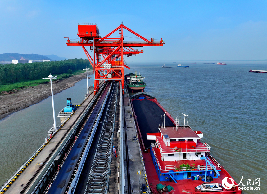 九江市湖口縣高新技術產業園區的一家火力發電廠碼頭，橋吊來回作業，卸煤輸送繁忙有序。人民網 朱海鵬攝