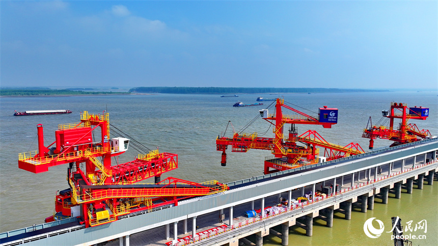 九江市湖口縣的湖口銀砂灣碼頭，大型吊裝設備林立，工人在進行安裝調試作業。人民網 朱海鵬攝