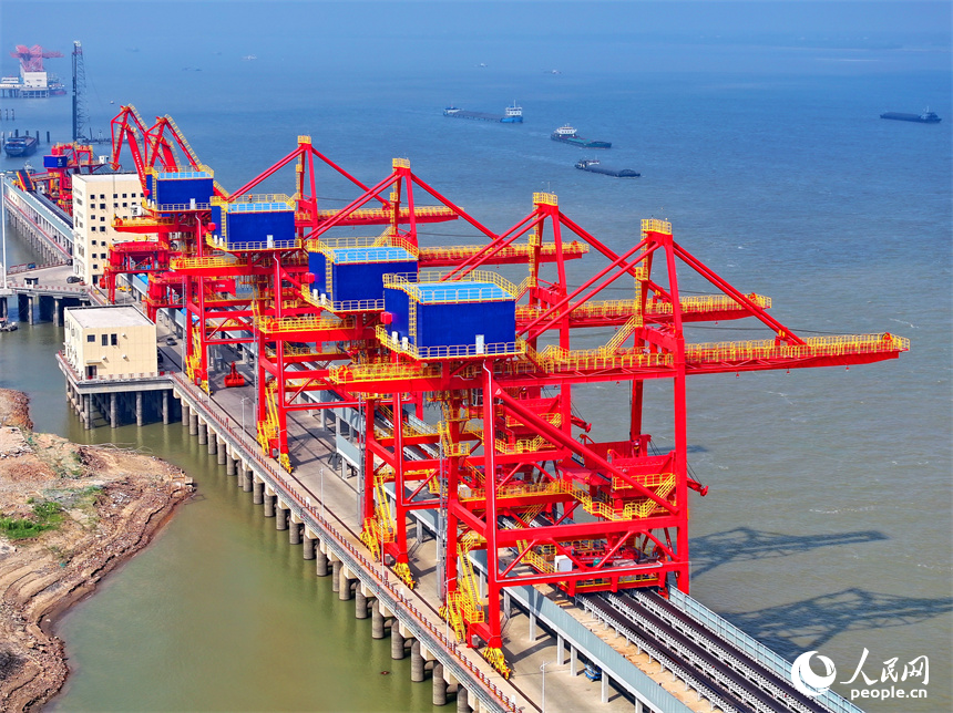 九江市湖口縣的湖口銀砂灣碼頭，大型吊裝設備林立，工人在進行安裝調試作業。人民網 朱海鵬攝