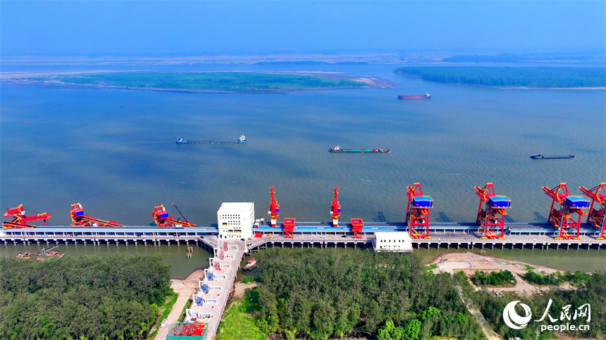 九江市湖口縣的湖口銀砂灣碼頭，大型吊裝設備林立，工人在進行安裝調試作業。人民網 朱海鵬攝