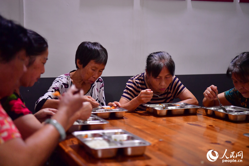 在胡家村居家養老服務中心內，老人們正在就餐。人民網記者 時雨攝