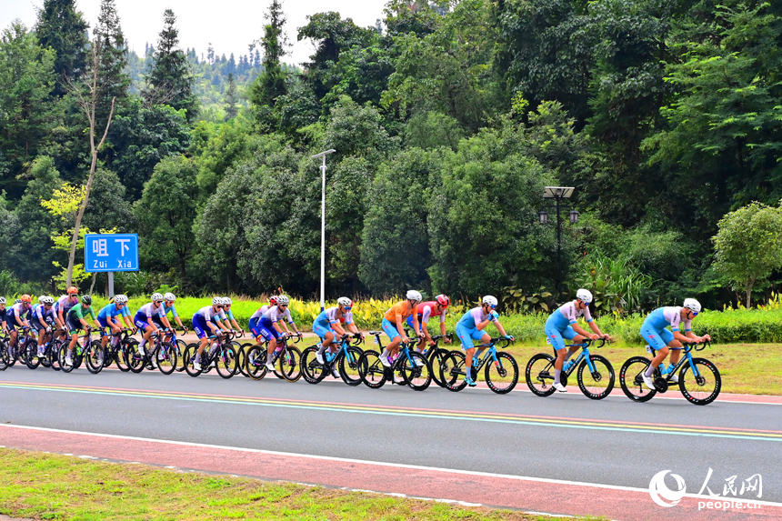 贛州市安遠縣三百山鎮咀下村，環鄱陽湖國際自行車大賽的參賽選手在長達百余公里的“四好農村路”上馳騁。人民網 朱海鵬攝