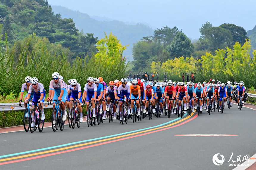 贛州市安遠縣三百山鎮咀下村，環鄱陽湖國際自行車大賽的參賽選手在長達百余公里的“四好農村路”上馳騁。人民網 朱海鵬攝