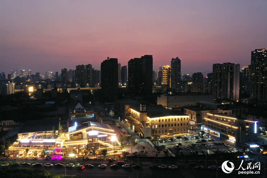 夜幕下的東湖意庫。人民網記者 時雨攝