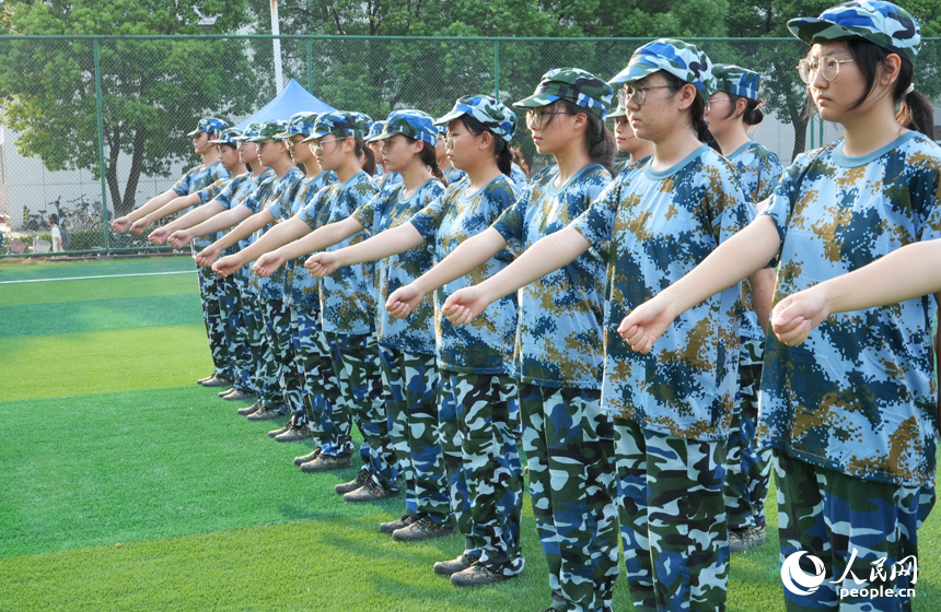 江西師范大學2024級新生在學校風雨球場進行軍訓。人民網記者 毛思遠攝
