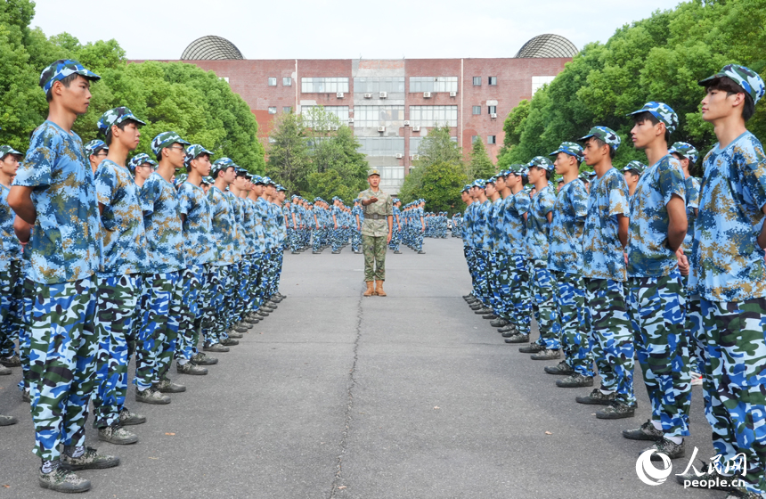 江西師范大學2024級新生在學校正大廣場進行軍訓。人民網記者 毛思遠攝