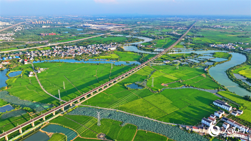 南昌縣富山鄉清湖村，蜿蜒的灌溉水渠與村莊農房、田園綠植相映成趣。人民網 朱海鵬攝