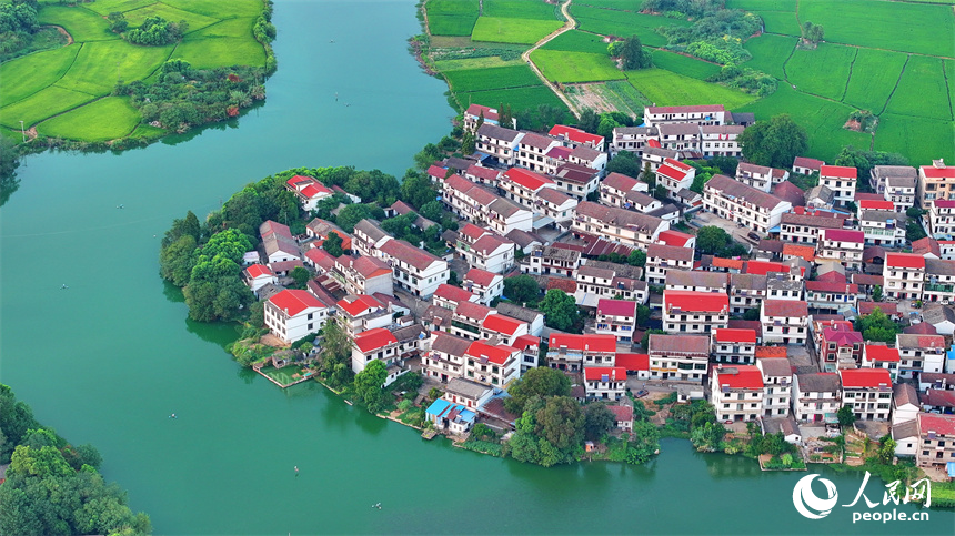 南昌縣富山鄉清湖村，蜿蜒的灌溉水渠與村莊農房、田園綠植相映成趣。人民網 朱海鵬攝