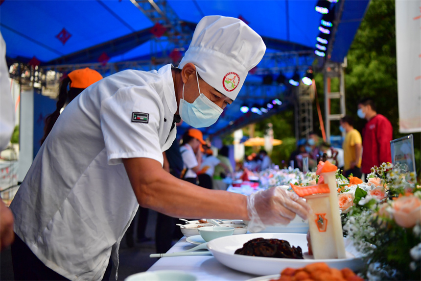 廬陵十三味美食展現場的文化美食長桌宴。人民網記者 時雨攝