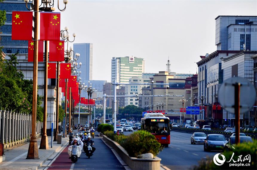 國慶節將到，南昌八一大道上國旗招展。人民網記者 時雨攝