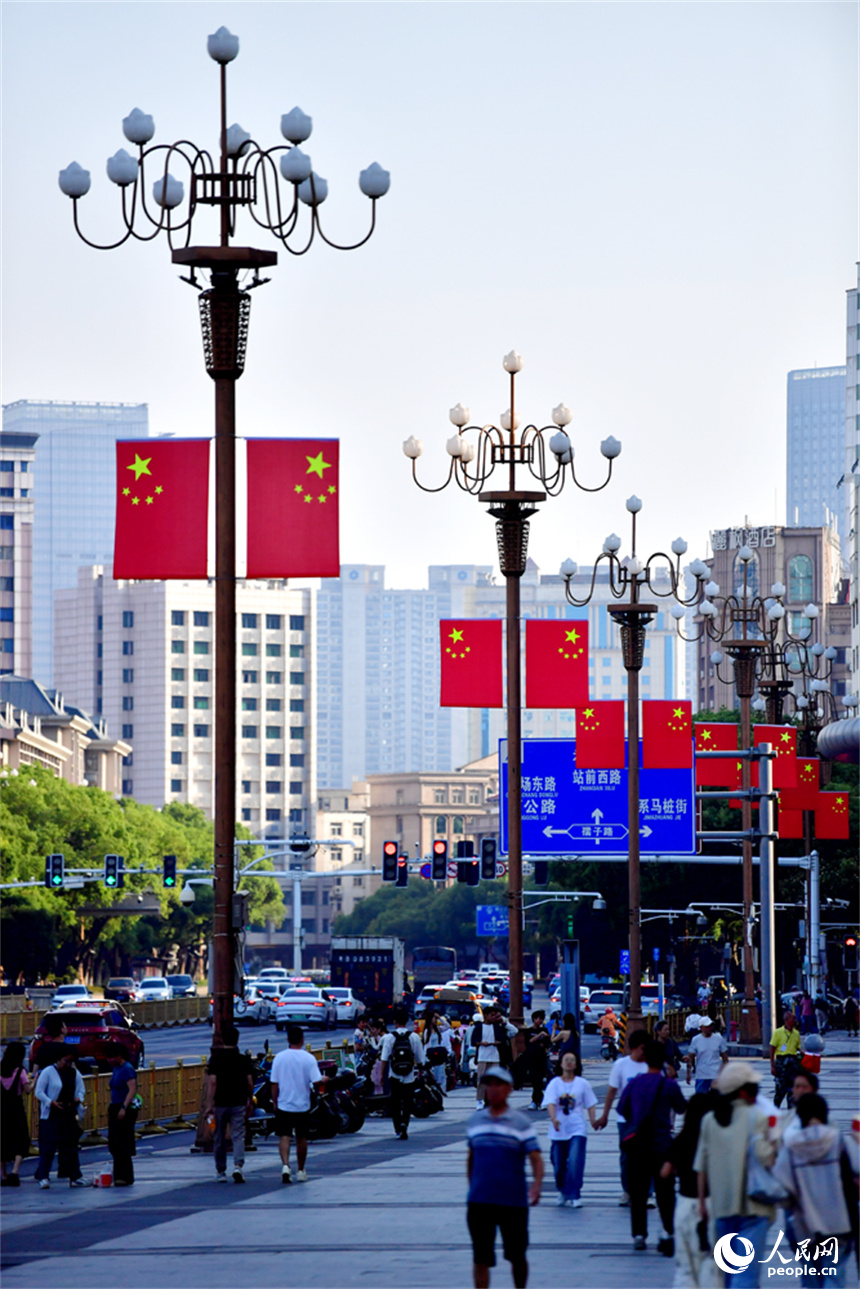 國慶節將到，南昌八一大道上國旗招展。人民網記者 時雨攝