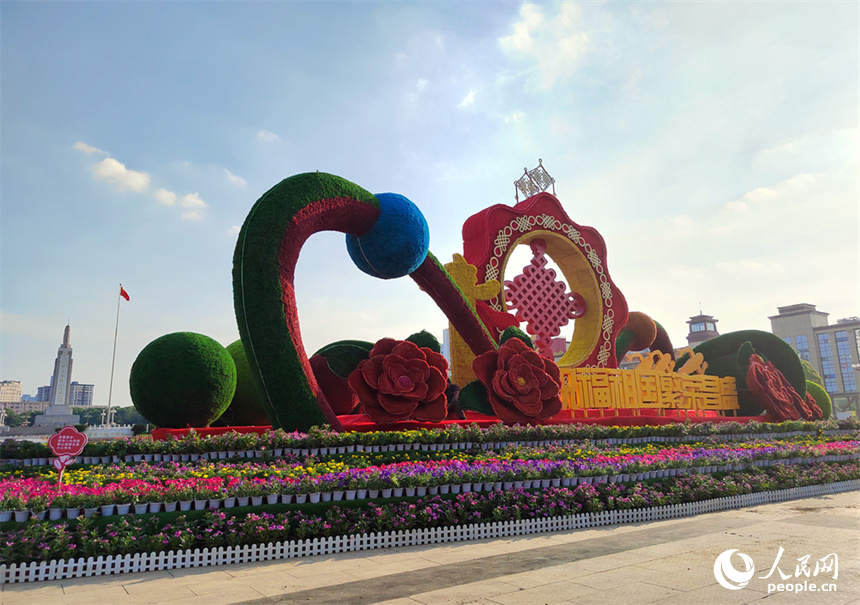 八一廣場上國慶立體花卉造型“祝福祖國 繁榮昌盛”正式亮相。人民網記者 時雨攝