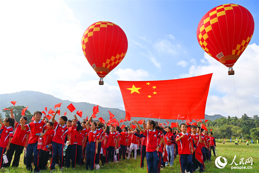 贛州市南康區龍回鎮坪沙村布谷寨體育公園的國家航空飛行營地，許多游客前來觀看迎國慶主題飛行表演。人民網 朱海鵬攝