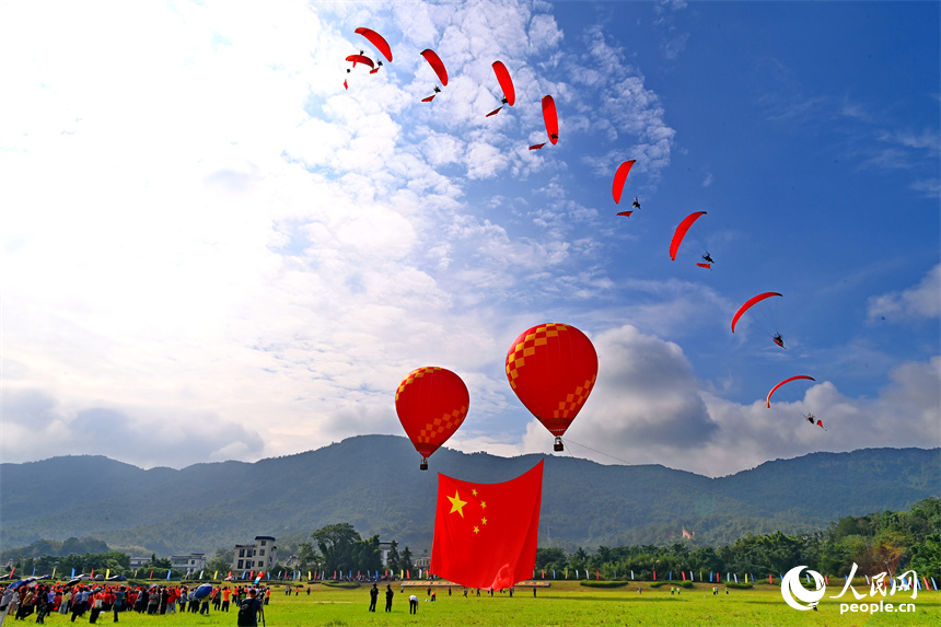 贛州市南康區龍回鎮坪沙村布谷寨體育公園的國家航空飛行營地，許多游客前來觀看迎國慶主題飛行表演。人民網 朱海鵬攝