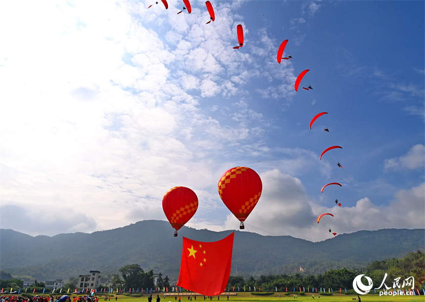 贛州市南康區龍回鎮坪沙村布谷寨體育公園的國家航空飛行營地，許多游客前來觀看迎國慶主題飛行表演。人民網 朱海鵬攝