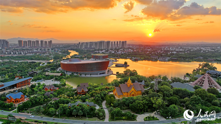 秋日里的南康家居小鎮景色美不勝收。人民網 朱海鵬攝
